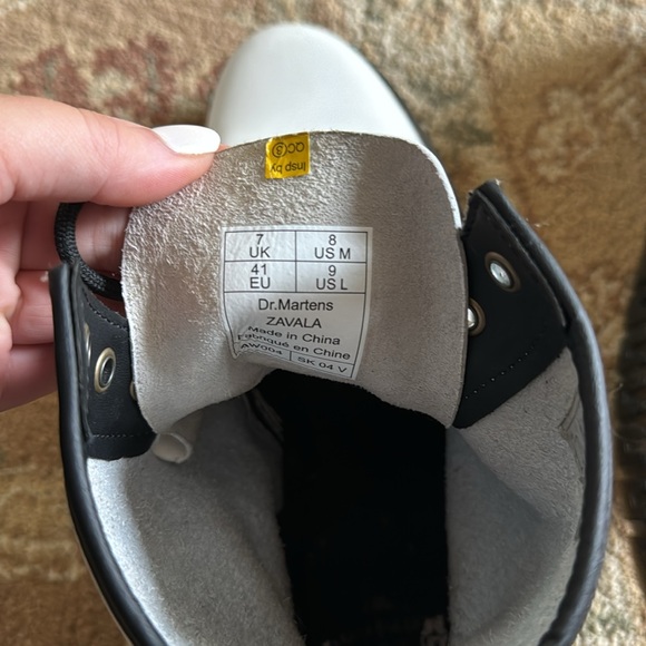 LIKE NEW! Dr. Martens white Combat Boot women’s size 9/ men’s size 8 - Picture 4 of 5